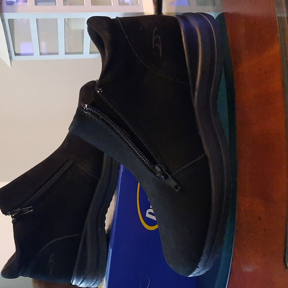 Women's ankle boots Dr. Scholl's. Remy. Never worn. Size 5 1/2 soft suede. - Picture 4 of 6